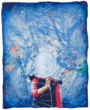 Andrea Damp, „Als niemand uns suchte“, 2026 – kleine rote Figur in einem leuchtend blauen, wald- und lichtartigen Bildraum.