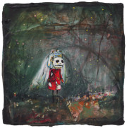 Andrea Damp, „Pokerface“, 2026 – kleine frontal dargestellte Figur in roter Kleidung vor einer dunklen, waldartigen Szenerie.
