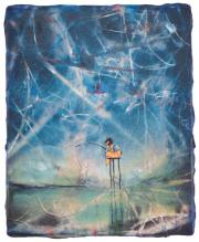 Andrea Damp, Silent Constellation, 2026 – kleine stehende Figur in einer tiefblauen Landschaft unter einem netzartig leuchtenden Himmel.