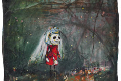 Andrea Damp, „Pokerface“, 2026 – kleine frontal dargestellte Figur in roter Kleidung vor einer dunklen, waldartigen Szenerie.