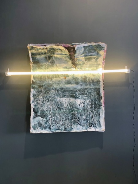 "L`espace en face" Öl auf Karton LED Röhre 110 x 140 x 15 cm 2020