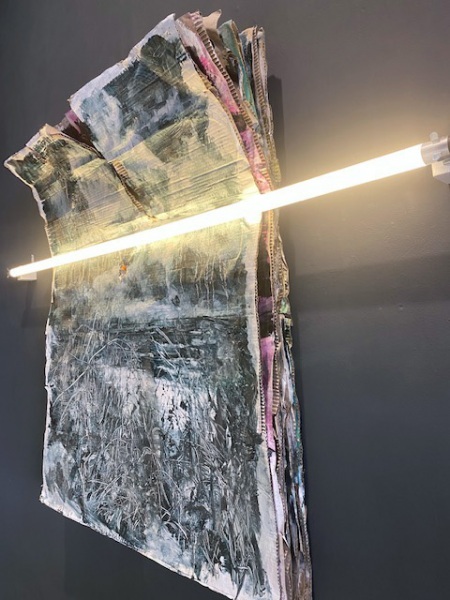 "L`espace en face" Öl auf Karton LED Röhre 110 x 140 x 15 cm 2020