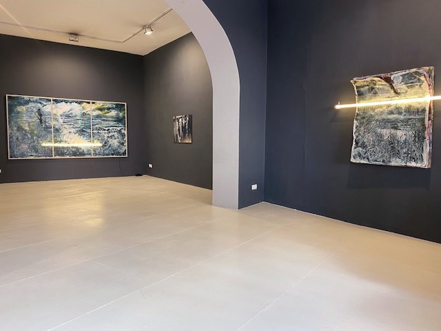 "L`espace en face" Öl auf Karton LED Röhre 110 x 140 x 15 cm 2020  und "Tell the Flies What Happened"  Öl auf Karton LED Röhre  160 x 300 cm 2020