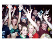 Nick Zinner -AUGUST 03 Hamburg- aus der Serie "Crowds 2003-2004 100 x 150 cm,Cromogroner Print nach analogem Positiv auf Aluminium, hinter hinter Acrylglas (Diasec), Auflage 2 signiert und nummerriert