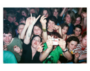 Nick Zinner -APRIL 04 Berlin- aus der Serie "Crowds 2003-2004 100 x 150 cm, Cromogroner Print nach analogem Positiv auf Aluminium, hinter Acrylglas (Diasec), Auflage 2 signiert und nummerriert