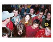 Nick Zinner -April 04 Köln- aus der Serie "Crowds 2003-2004 100 x 150 cm, Cromogroner Print nach analogem Positiv auf Aluminium, hinter hinter Acrylglas (Diasec), Auflage 2 signiert und nummerriert