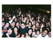 Nick Zinner -MÄRZ 04 Pomona- aus der Serie "Crowds 2003-2004 100 x 150 cm, Pigmentdruck nach analogem Positiv auf Aluminium, hinter hinter Acrylglas (Diasec), Auflage 2