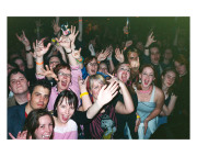 Nick Zinner -MÄRZ 04 Newport- aus der Serie "Crowds 2003-2004 100 x 150 cm, Pigmentdruck nach analogem Positiv auf Aluminium, hinter hinter Acrylglas (Diasec), Auflage 2