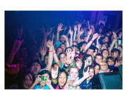 Nick Zinner -NOVEMBER 03 Dallas- aus der Serie "Crowds 2003-2004 100 x 150 cm, Pigmentdruck nach analogem Positiv auf Aluminium, hinter hinter Acrylglas (Diasec), Auflage 2