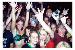 Nick Zinner -AUGUST 03 Hamburg- aus der Serie "Crowds 2003-2004 100 x 150 cm,Cromogroner Print nach analogem Positiv auf Aluminium, hinter hinter Acrylglas (Diasec), Auflage 2 signiert und nummerriert