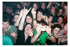 Nick Zinner -APRIL 04 Berlin- aus der Serie "Crowds 2003-2004 100 x 150 cm, Cromogroner Print nach analogem Positiv auf Aluminium, hinter Acrylglas (Diasec), Auflage 2 signiert und nummerriert