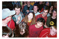 Nick Zinner -April 04 Köln- aus der Serie "Crowds 2003-2004 100 x 150 cm, Cromogroner Print nach analogem Positiv auf Aluminium, hinter hinter Acrylglas (Diasec), Auflage 2 signiert und nummerriert