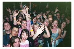 Nick Zinner -MÄRZ 04 Newport- aus der Serie "Crowds 2003-2004 100 x 150 cm, Cromogroner Print nach analogem Positiv auf Aluminium, hinter hinter Acrylglas (Diasec), Auflage 2 signiert und nummerriert