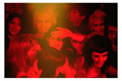 Nick Zinner -März 04 Tucson- aus der Serie "Crowds 2003-2004 100 x 150 cm, Cromogroner Print nach analogem Positiv af Aluminium, hinter hinter Acrylglas (Diasec), Auflage 2 signiert und nummerriert