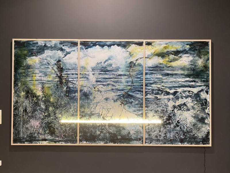 Arny Schmit „Tell The Flies What Happened“ 160 x 300 cm  Öl auf Karton | LED-Röhre 2020