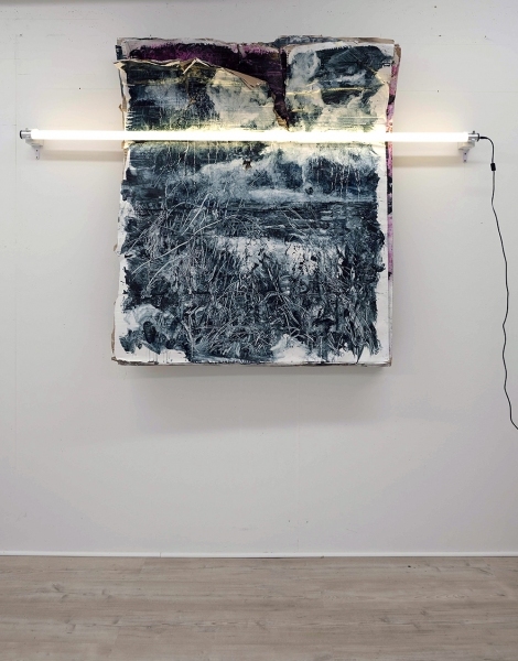 Arny Schmit „L‘espace en face“    110 x 160 x 15 cm  Öl auf Karton | LED-Röhre 2020