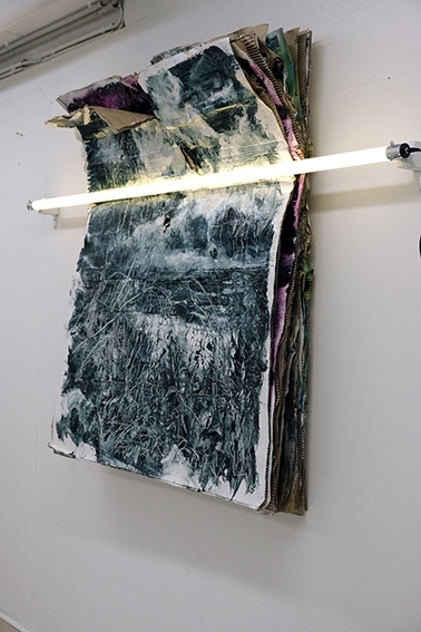 Arny Schmit „L‘espace en face“    110 x 160 x 15 cm  Öl auf Karton | LED-Röhre 2020