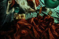 Jose Girl -I Killed Someone- , Fotografie auf Fine Art Canson Platine Fibre Rag Papier 310g, 2021 | verfügbar in 101,6 x 101,6 cm - Edition von 3, 63,5 x 63,5 cm - Edition von 5, 38,1 x 38,1 cm - Edition von 7