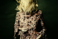Jose Girl -Tenebris Somniorum- , Fotografie auf Fine Art Canson Platine Fibre Rag Papier 310g, 2021 | verfügbar in 101,6 x 101,6 cm - Edition von 3, 63,5 x 63,5 cm - Edition von 5, 38,1 x 38,1 cm - Edition von 7