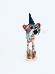 Claudia Kraml -Homie III- 2024 Keramik, Glasur, Unterglasurfarben, Draht, Decals h 47 cm
