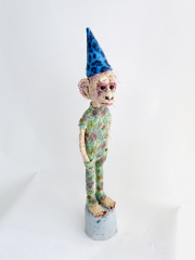 Claudia Kraml -monkeyboy lonely- 2024 Keramik, Glasur, Unterglasurfarben, Draht, Decals h 68 cm