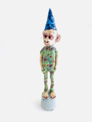 Claudia Kraml -monkeyboy lonely- 2024 Keramik, Glasur, Unterglasurfarben, Draht, Decals h 68 cm