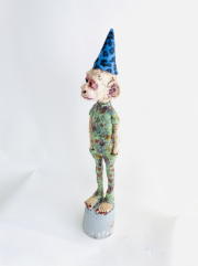 Claudia Kraml -monkeyboy lonely- 2024 Keramik, Glasur, Unterglasurfarben, Draht, Decals h 68 cm