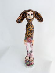 Claudia Kraml -Hasenartige- 2024 Keramik, Glasur, Unterglasurfarben, Draht, Decals h 64 cm