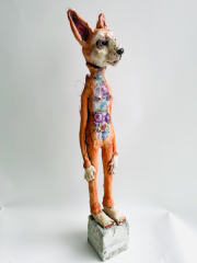 Claudia Kraml -with the wild squirrel- 2024 Keramik, Glasur, Unterglasurfarben, Draht, Decals h 72 cm