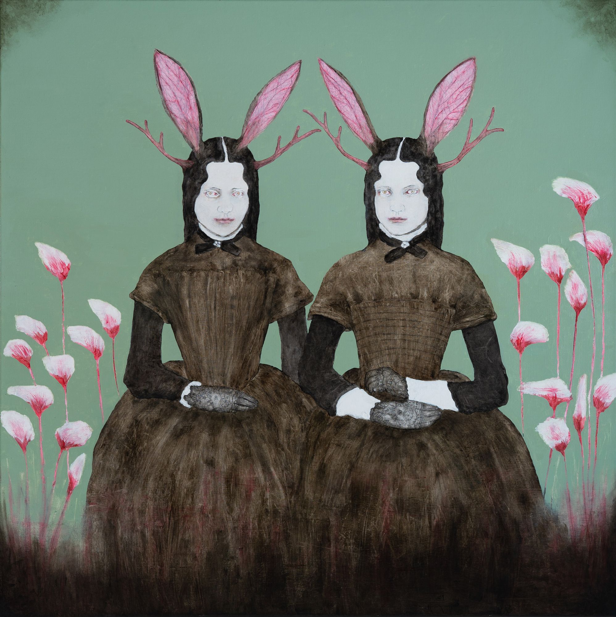 Marie Louise Elshout Hybrid No. 14 (Jackalopes), zwei symmetrisch angeordnete Hybridwesen in dnklen historischen Gewändern mit Hasenohren und Geeihen vor hellgrünem Hintergrnd